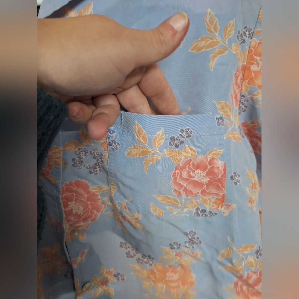 Crazy Horse by Liz Claiborne blue floral top size small - Picture 3 of 4